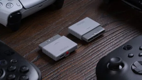 Nowy adapter 8BitDo pozwala parować współczesne kontrolery z PS1 i PS2