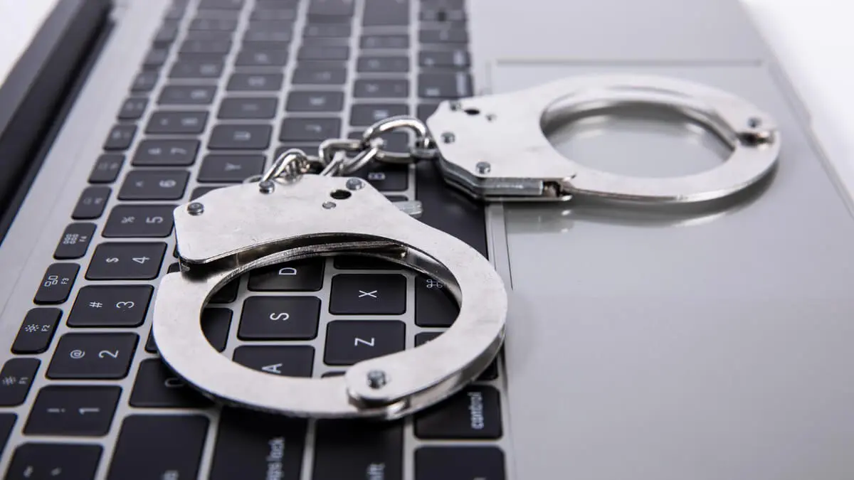 Klonowali karty SIM i kradli miliony. CBZC i FBI rozbiły elitarną grupę cyberprzestępców