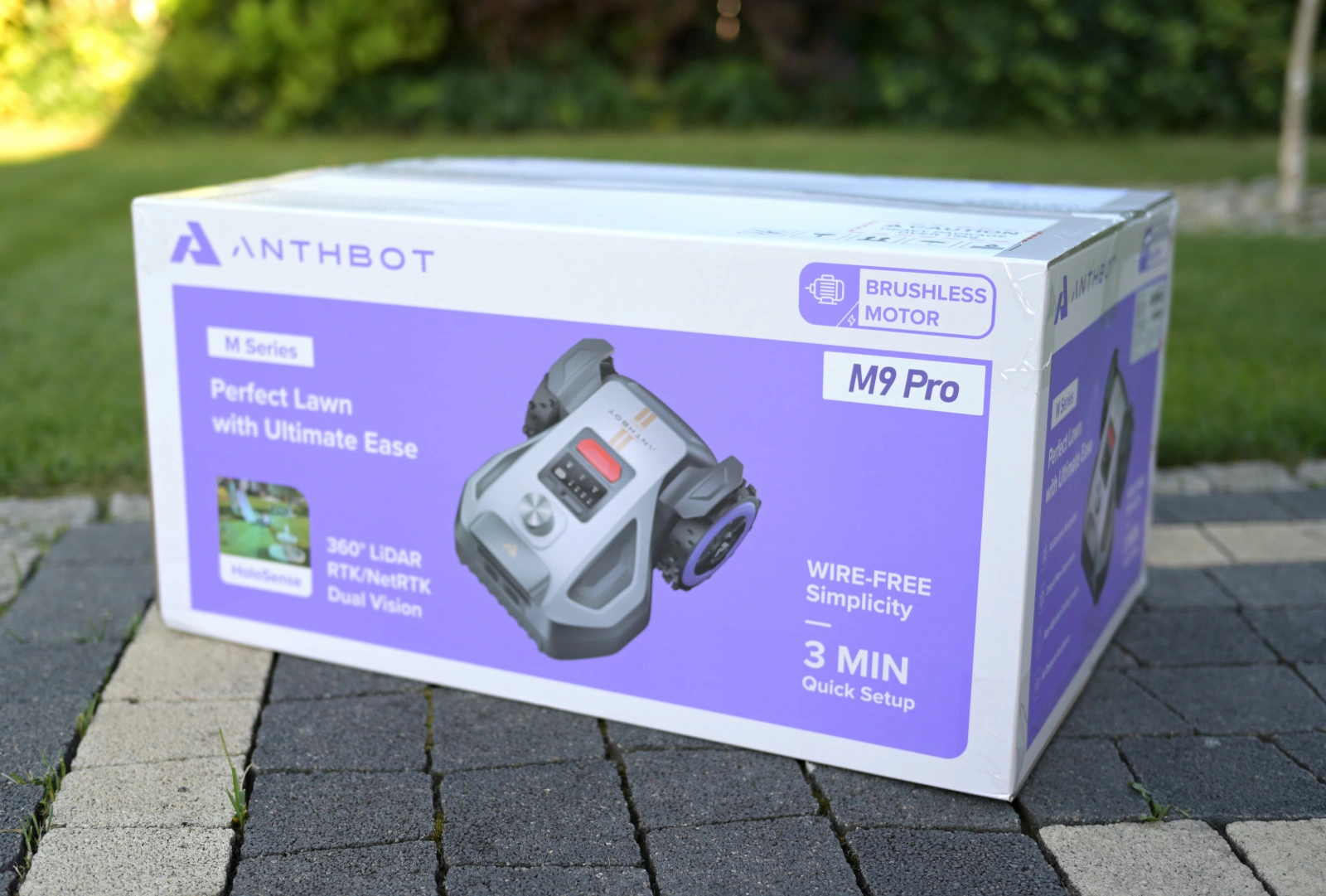 ANTHBOT M9 Pro – recenzja. Mały, lekki i bardzo cichy robot koszący