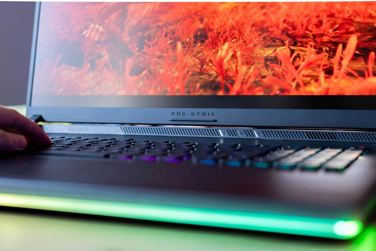 ASUS ROG Strix Scar 18