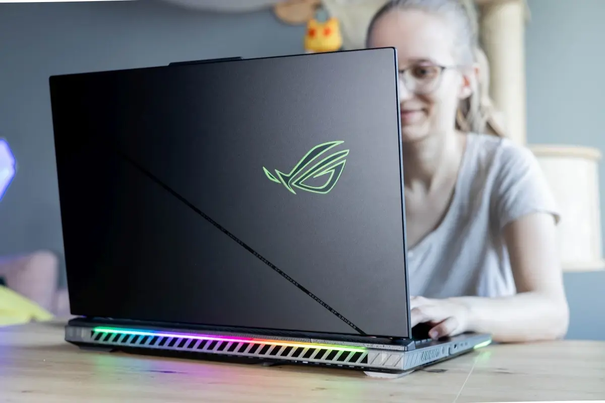 ASUS ROG Strix Scar 18