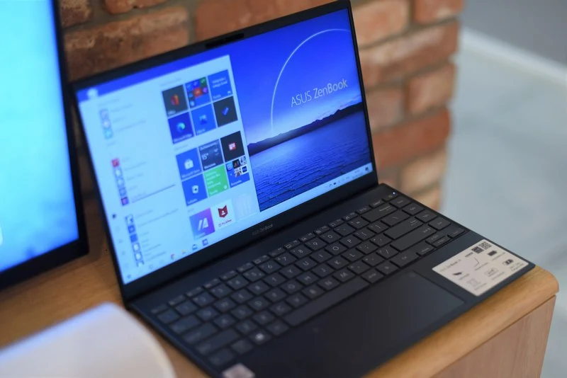 ASUS ZenBook 14 UX425J 18