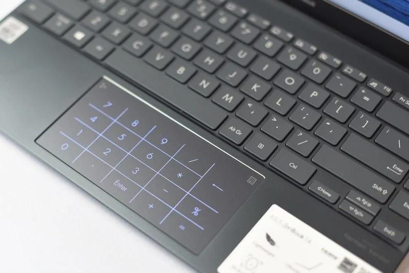 ASUS ZenBook 14 UX425J 3