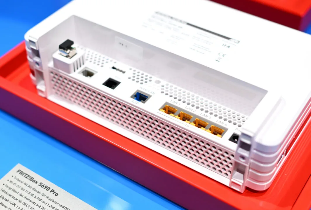 Dostępne złącza w FRITZ!Box 5690 Pro