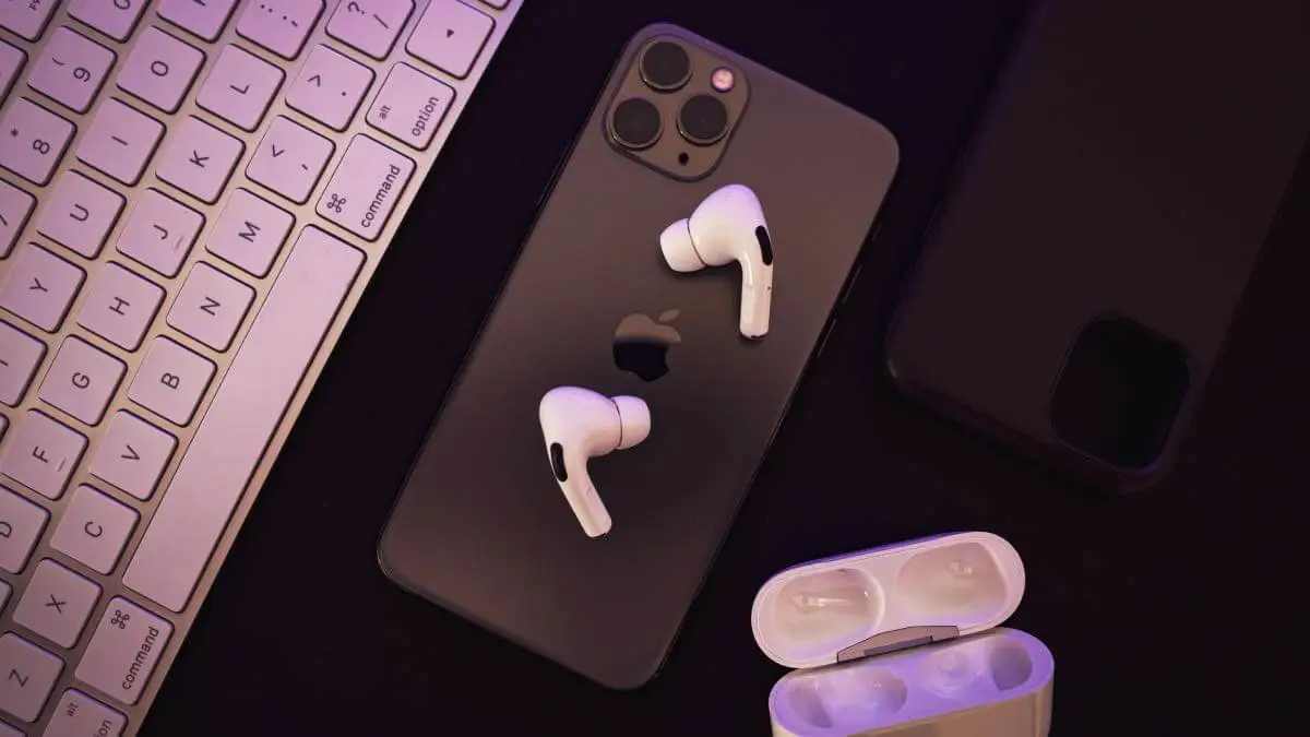 Zasypiasz w słuchawkach? AirPods niedługo to wykryją i zareagują
