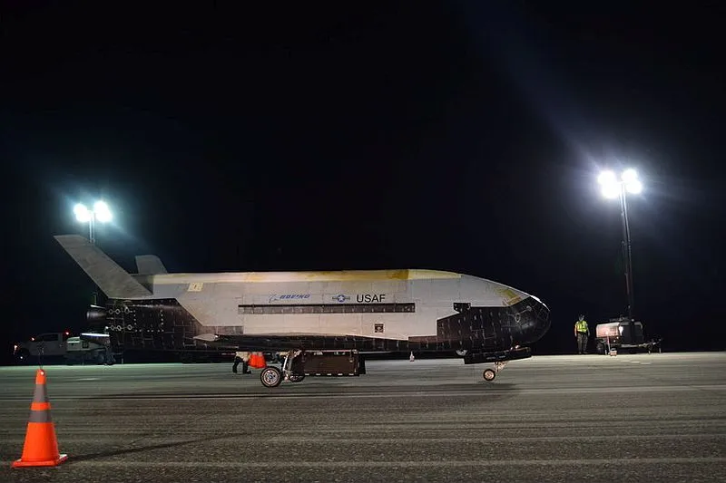 Samolot Air Force X-37B wylądował po rekordowo długim pobycie na orbicie
