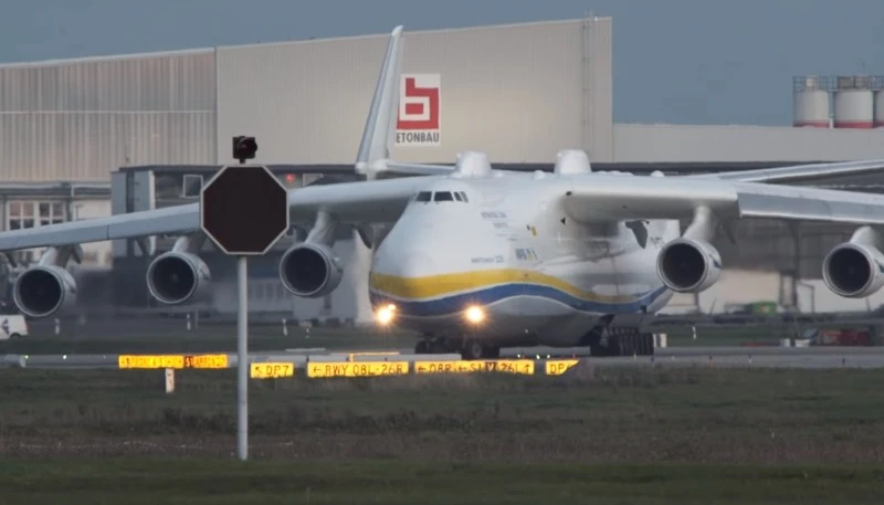 Największy samolot świata wylądował w Polsce (wideo)