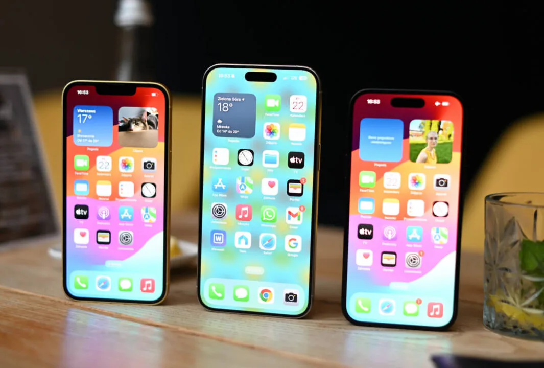 Od lewej: iPhone 14, iPhone 15 Pro Max i iPhone 15