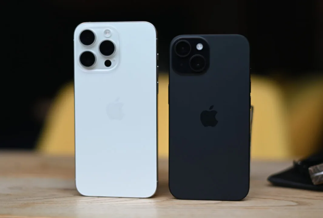 iPhone 15 Pro Max (biały) i iPhone 15 (czarny)