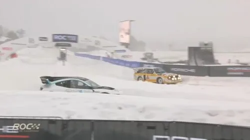 38-letnie Audi vs elektryk na śniegu. Nie było co zbierać (wideo)