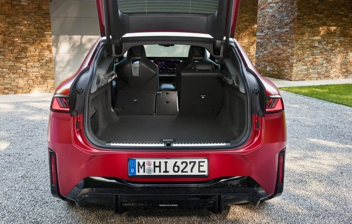 BMW iX4 M60 xDrive z otwartym bagażnikiem