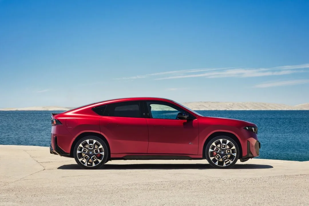 BMW iX4 M60 xDrive: bok