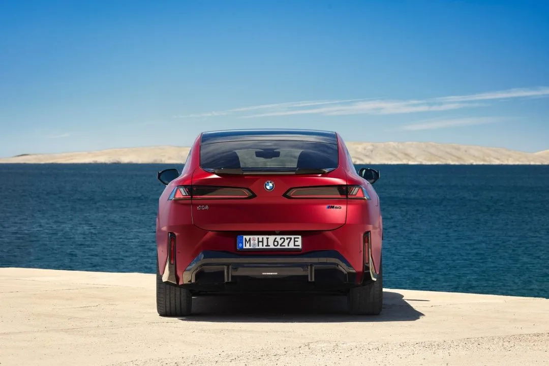 BMW iX4 M60 xDrive: tył