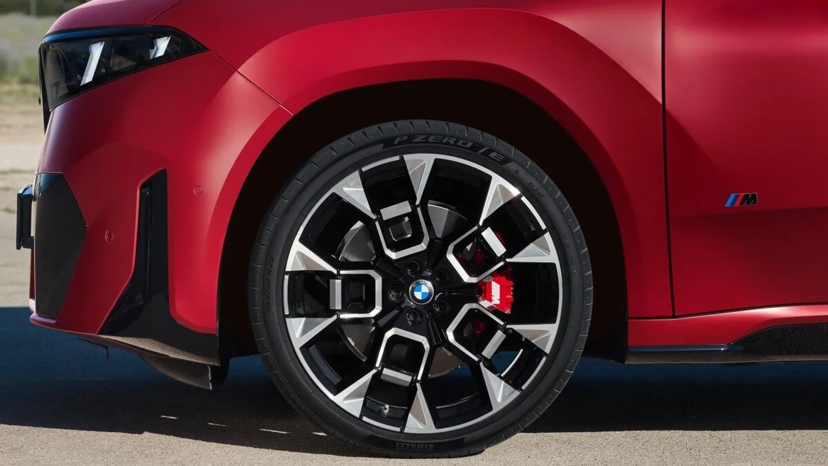 BMW prezentuje iX4 oraz iX3 na 2027 r. Nowe modele wzbudzają emocje; stylistyka to jedno, a osiągi to drugie