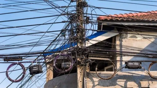 Dlaczego w Bangkoku wisi tyle kabli? Wyjaśnienie może zaskoczyć