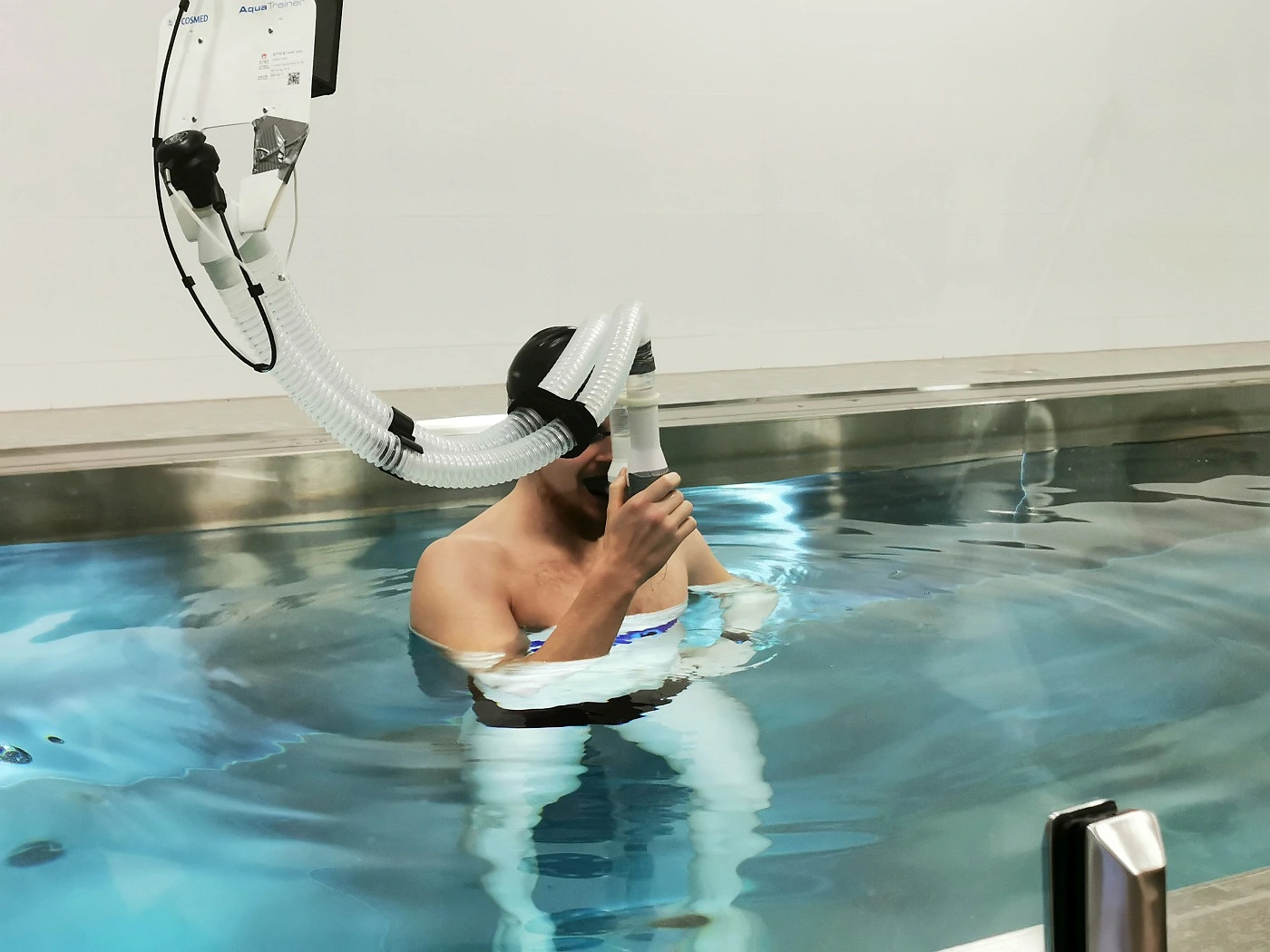 Testy wydolnościowe na basenie w Huawei Health Lab