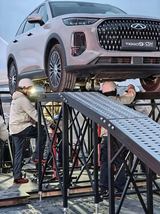 Instalacja testowanej baterii w Chery Tiggo 9