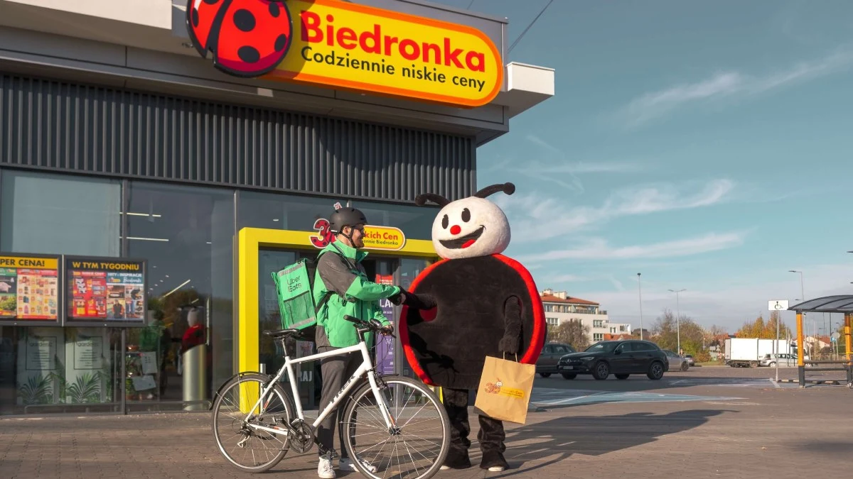 Koniec dźwigania zgrzewek. Biedronka i Uber Eats wchodzą do mniejszych miast