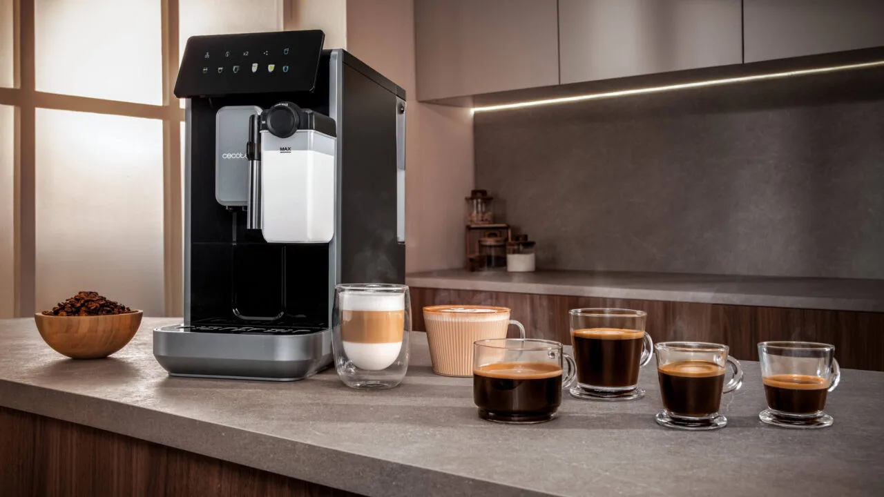 Poczuj się jak barista. Ten nowy ekspres jest mały, zmieli kawę i spieni mleko