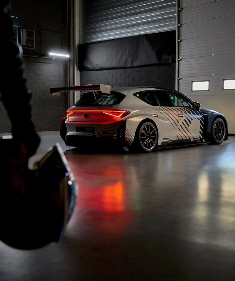 CUPRA stworzyła elektrycznego potwora. 680 KM i setka w 3,2 sekundy