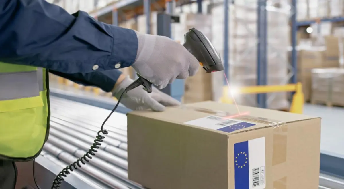 Cło na towary wwożone do Unii Europejskiej w przesyłkach o niewielkiej wartości (do 150 EUR) wynosi 3 euro. Źródło: gov.pl