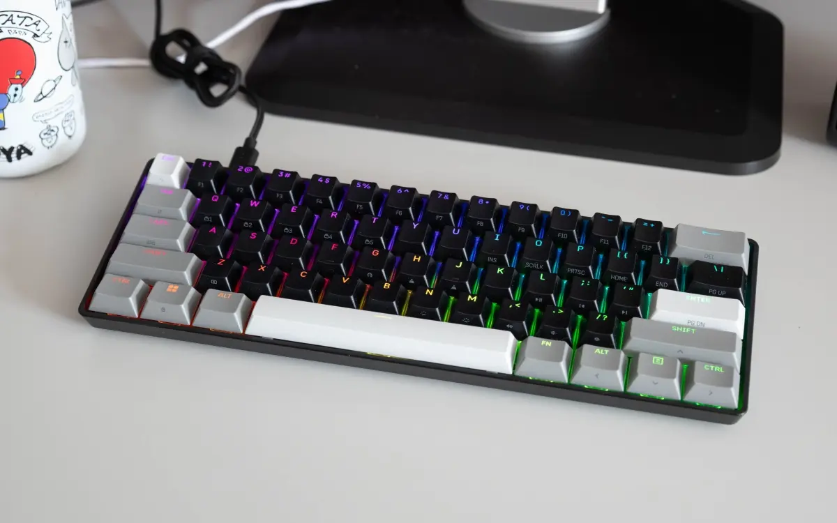 Corsair Clipper Pro Mini 60 – recenzja. Marzenie dla gracza, ale do pisania jej nie kupuj