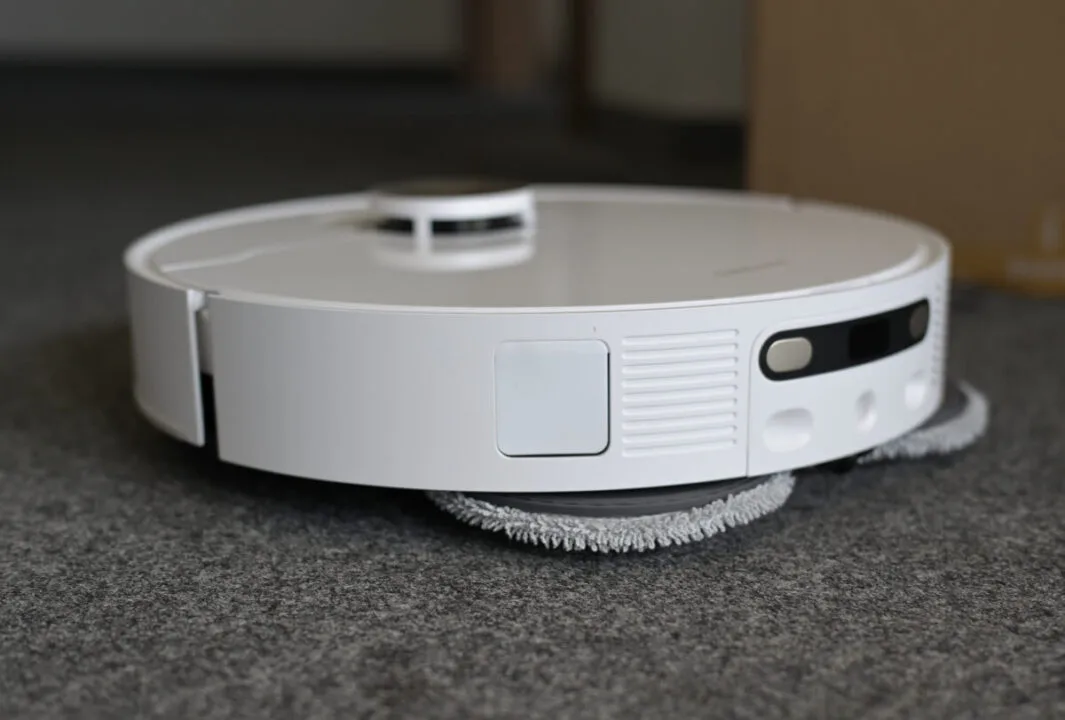 Podczas odkurzania mopy są unoszone lub zostają w bazie