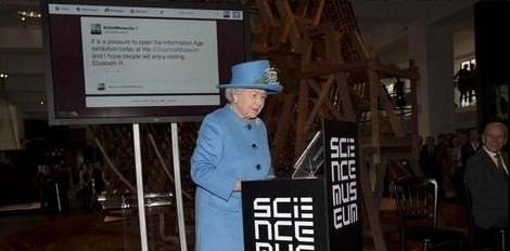 Elżbieta II po raz pierwszy „zaćwierkała” na Twiterze!