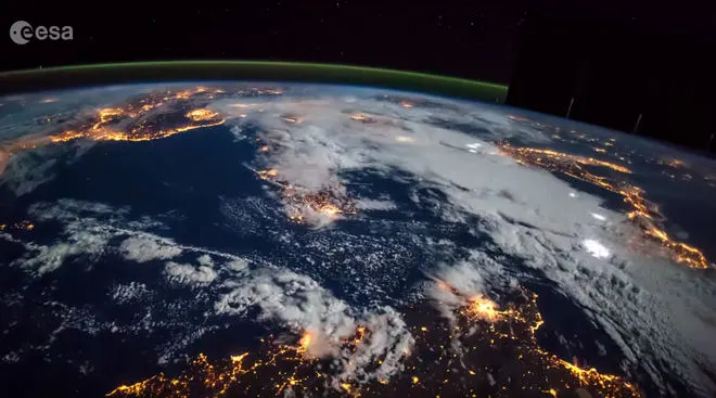 Europa nocą z kosmosu wygląda pięknie. Zobacz nowy film opublikowany przez ESA