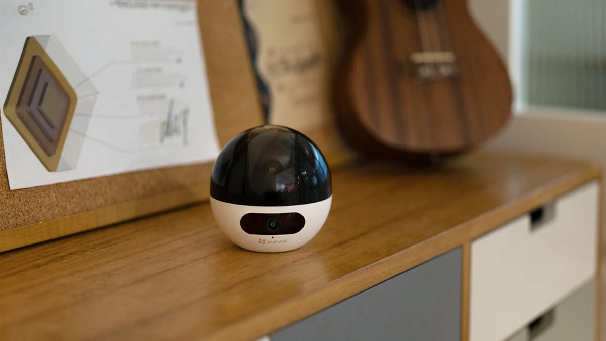 Ta kamera do monitoringu ma dwa obiektywy. Po co?