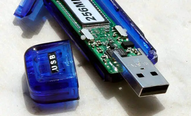 Czy przeglądanie zwartości znalezionego pendrive’a jest bezpieczne? Przeprowadzono eksperyment