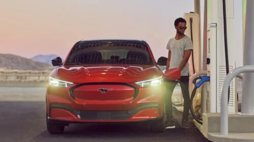 Ford anuluje zamówienia akumulatorów mustang mach-e ładowanie