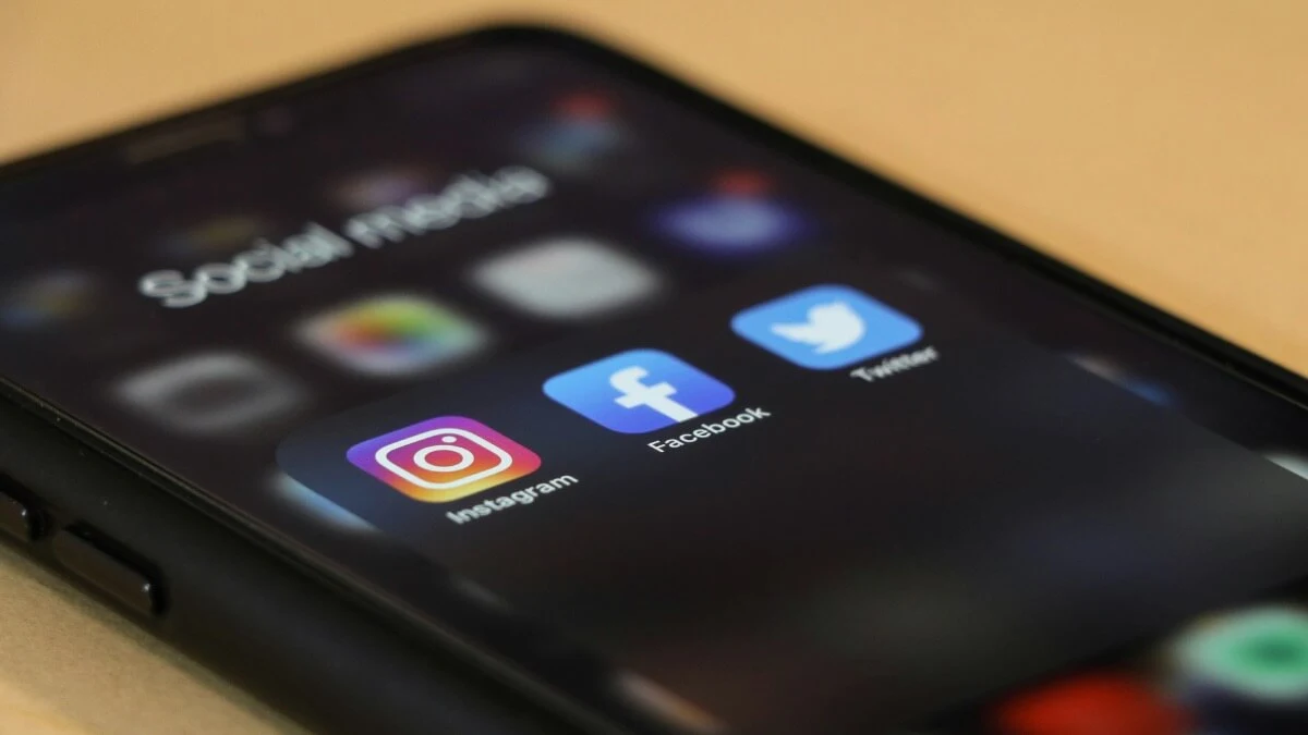 Kolejny kraj zakazuje social media. Europa rozpoczyna walkę