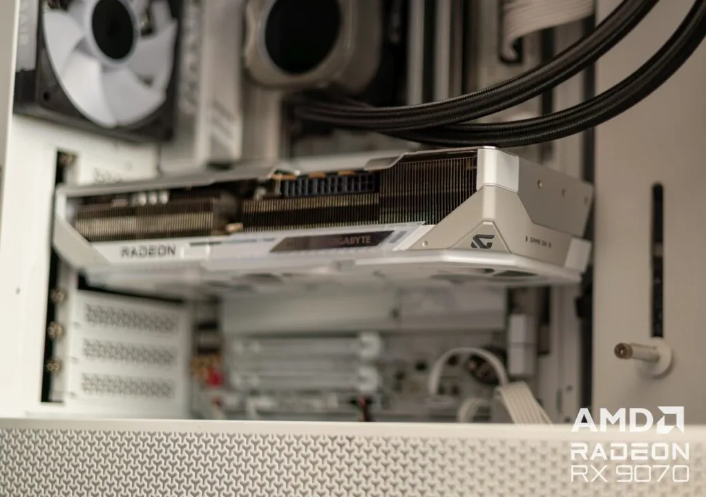 GIGABYTE Radeon RX 9070 XT Gaming OC ICE