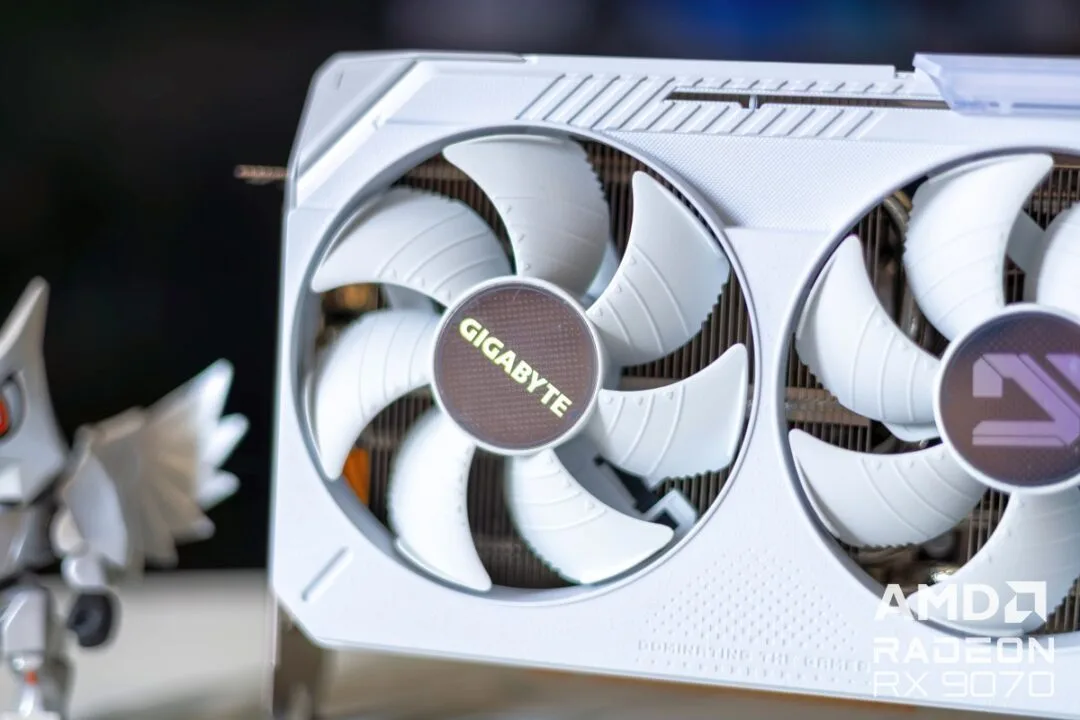 GIGABYTE Radeon RX 9070 XT Gaming OC ICE