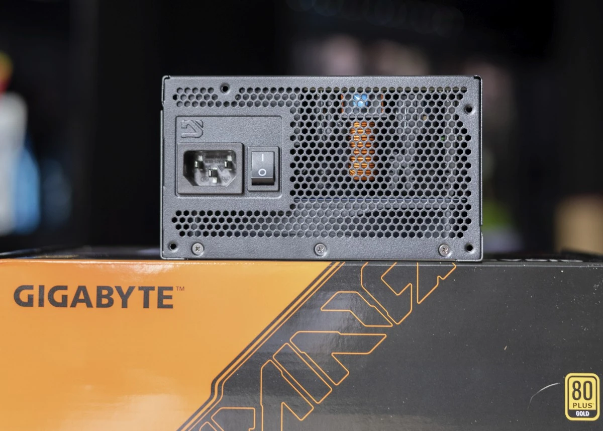 GIGABYTE UD1000GM PG5 V2 test