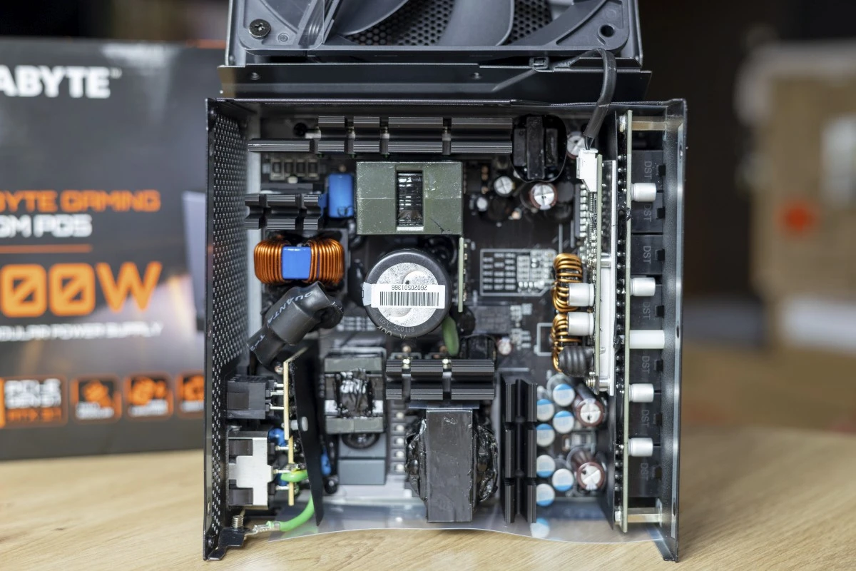 GIGABYTE UD1000GM PG5 V2 test