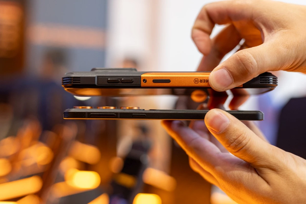 Porównanie grubości HAMMER VENTUS 5G (na dole) i HAMMER CONSTRUCTION 3 THERMAL 5G (na górze).