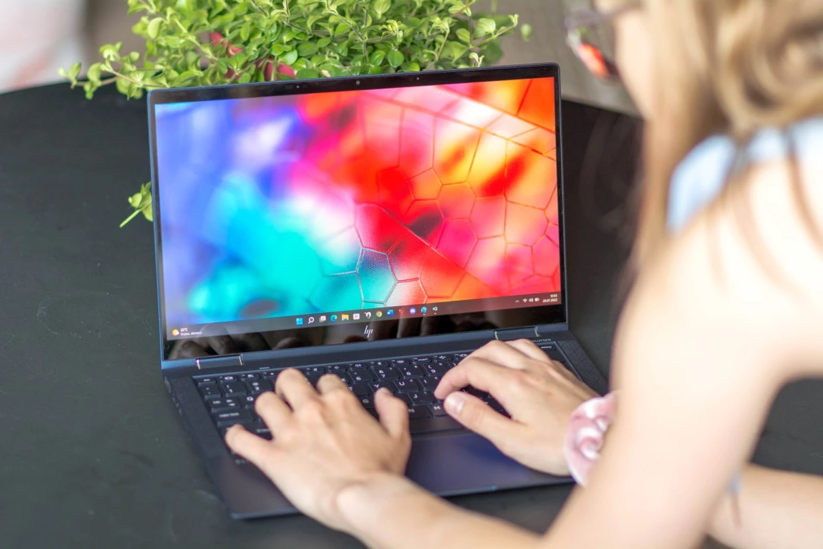 Recenzja HP Elite Dragonfly G2. Urządzenie 2w1 stawiające na bezpieczeństwo