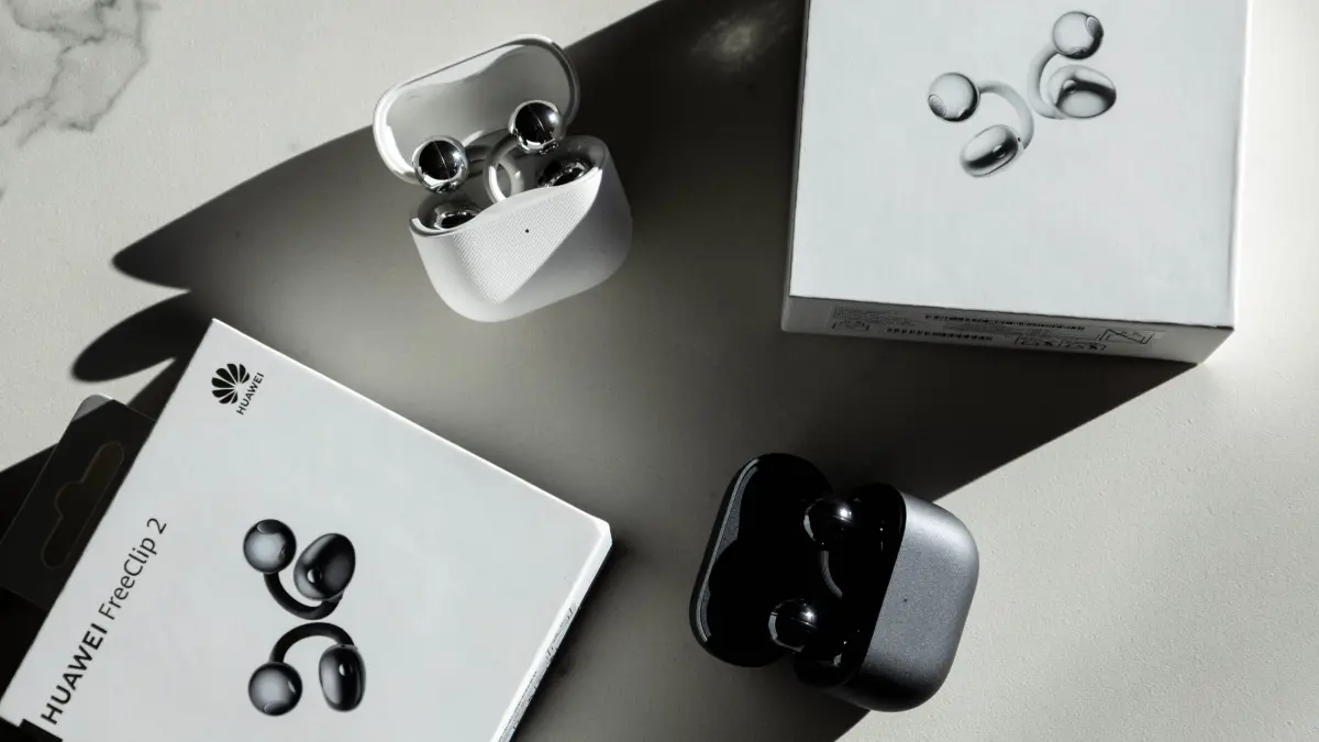 Recenzja HUAWEI FreeClip 2. Nie chcą spaść z ucha i nie zawodzą brzmieniem. A Bateria? Marzenie