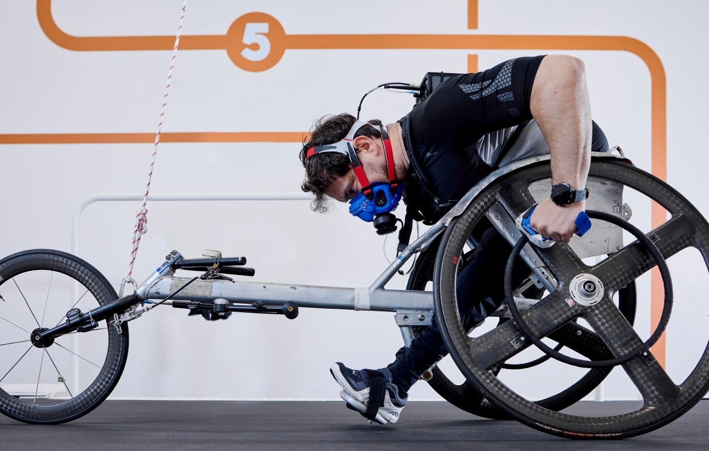 Testy - wózek inwalidzki na wielofunkcyjnej bieżni