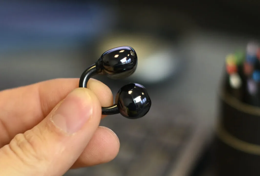 Huawei FreeClip w ręku