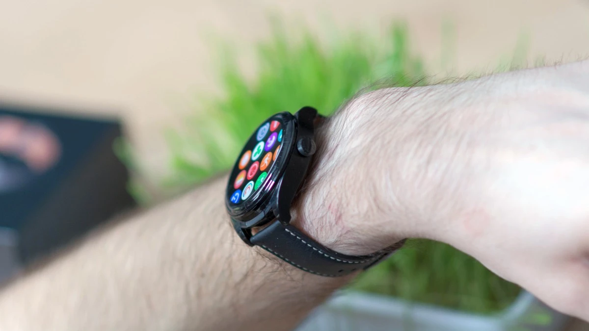 Huawei Watch Buds na nadgarstku