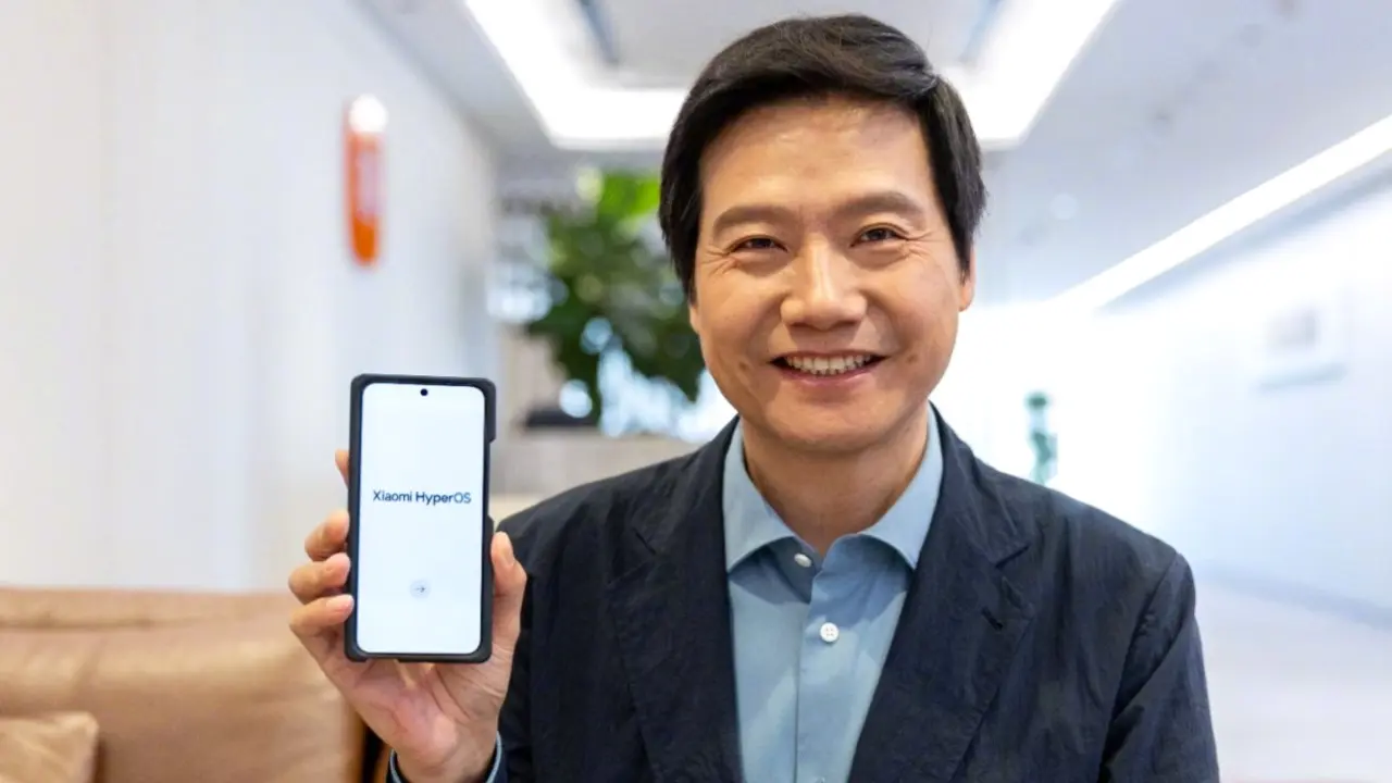 Szef Xiaomi Lei Jun pochwalił się smartfonem z HyperOS, prawdopodobnie Xiaomi 14 lub Xiaomi 14 Pro. (Zdjęcie: Lei Jun)