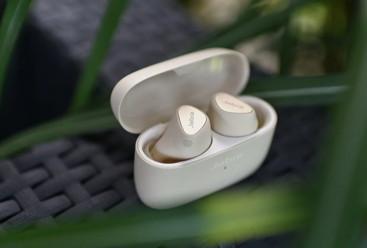 Jabra Elite 5  – test wszechstronnych i wygodnych słuchawek z ANC