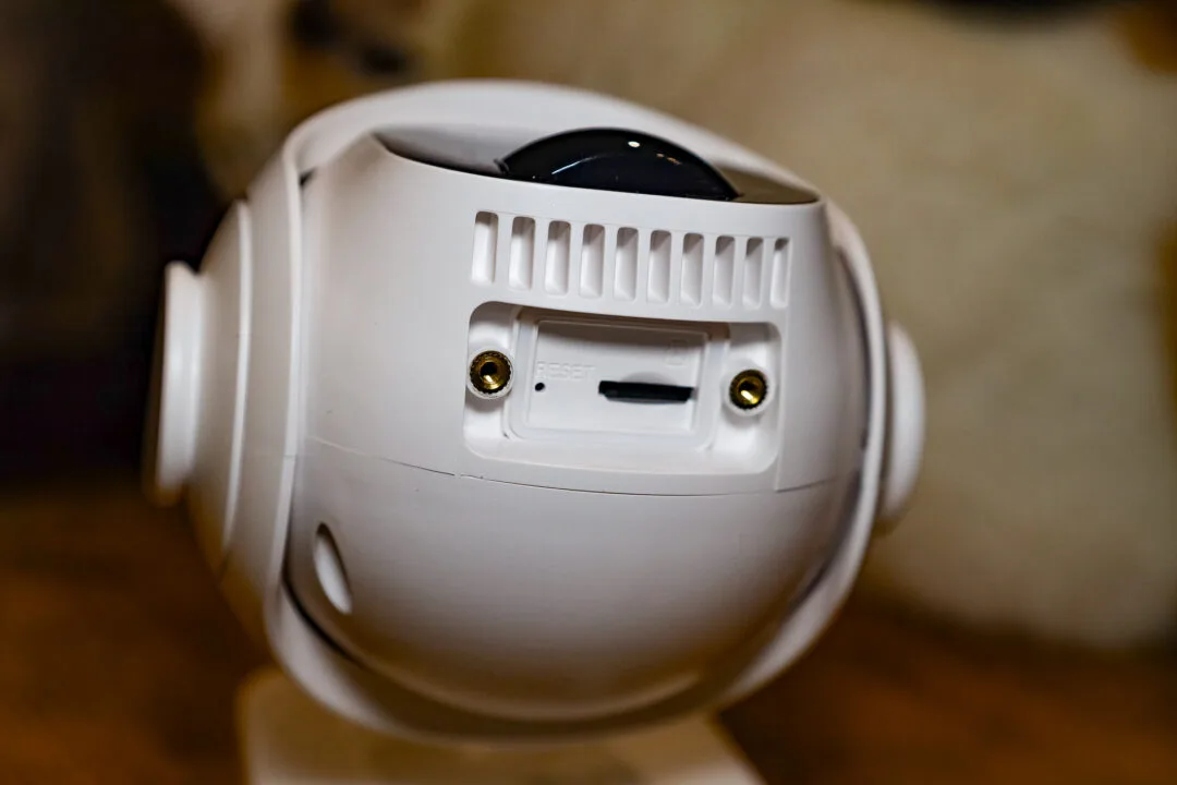 Kamera z Action za 134,99 zł. Urządzenie ma wejście na kartę pamięci, ukryte dyskretnie pod zamykaną klapką.