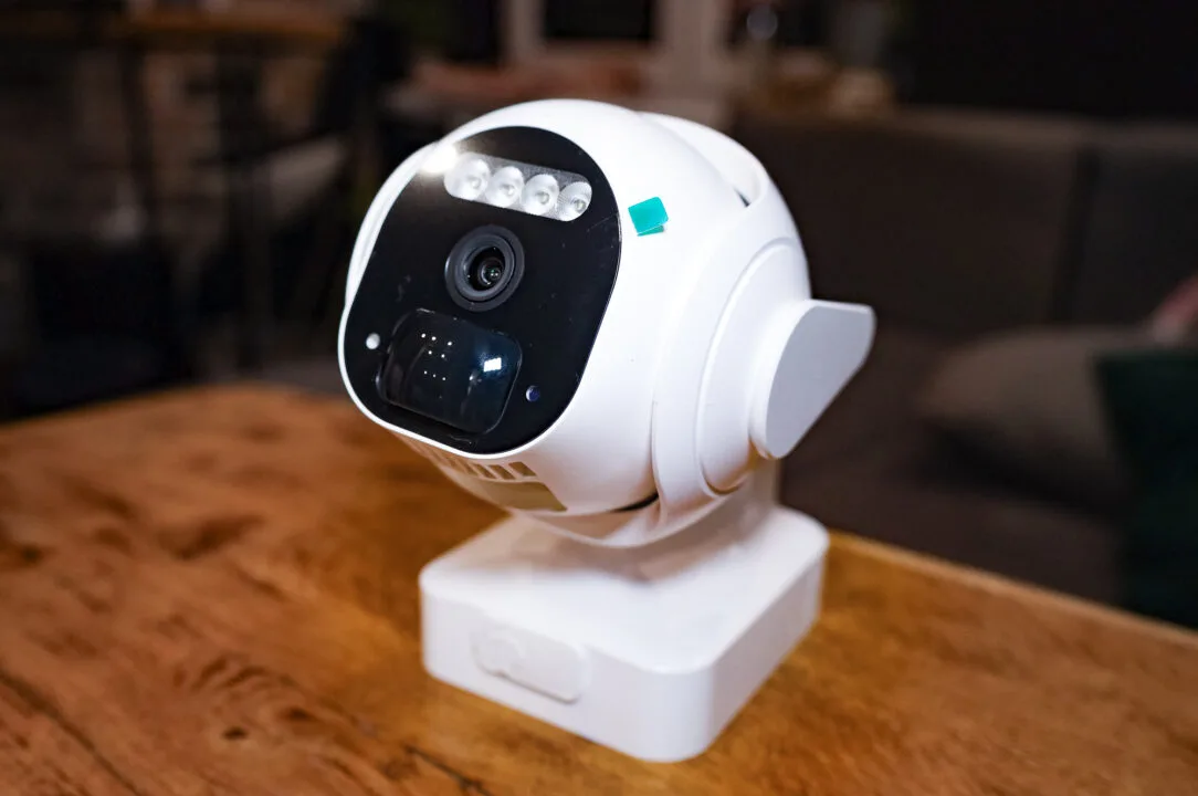 Kamera z Action za 134,99 zł. Kamera wygląda solidnie. Plastik, jasne, ale plastik, który nie przeprasza za swoje istnienie, nie udaje szkła i nie kruszy się od samego patrzenia.