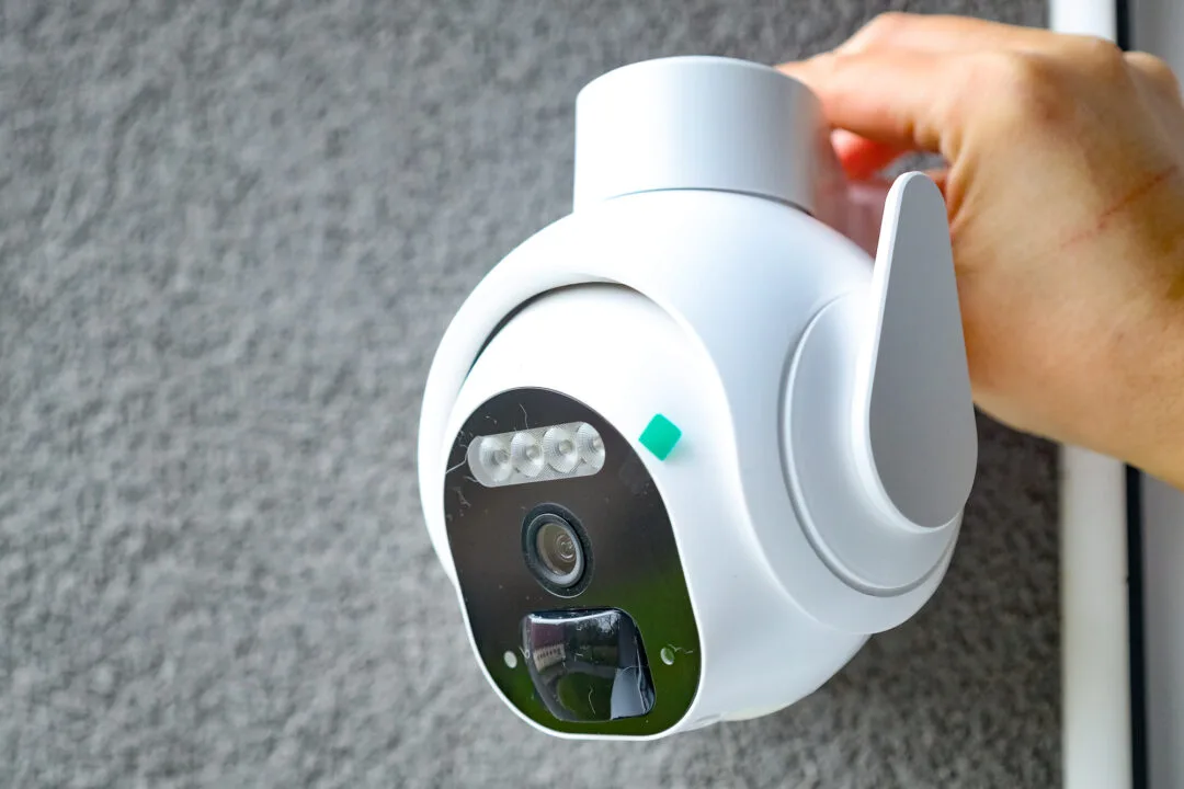 Kamera z Action za 134,99 zł. Sama kamera jest obrotowa, co już sugeruje, że producent nie traktuje jej jak atrapę.