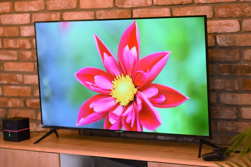 50 cali, nowoczesny design i niska cena. Sprawdzamy nowy telewizor 4K Kiano FrameLess