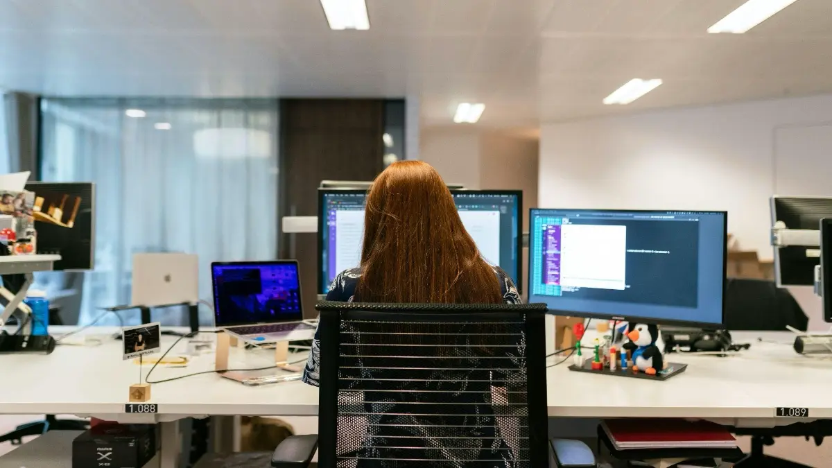 Korzystasz z AI w pracy? Oto co myślą o Tobie inni